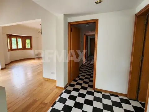 Casa 9 ambientes con 4 baños