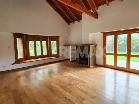 Casa en Alquiler con 2 cocheras