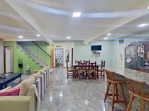 Casa en Venta con 2 cocheras