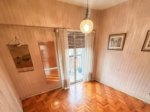 Departamento de 5 ambientes al frente con balcón corrido.