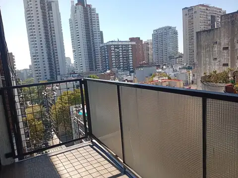 Excelente 3 Ambientes, piso muy alto con cochera fija cubierta