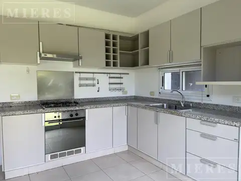 Casa en Alquiler con 2 cocheras