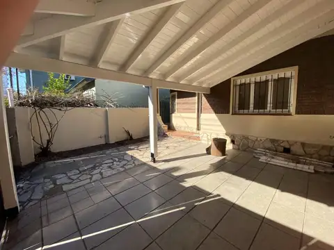 Casa en Alquiler con 2 cocheras