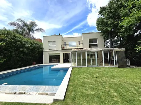 Casa en Alquiler con 3 cocheras