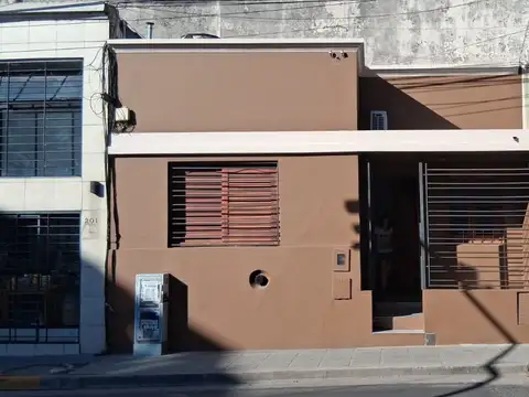 EN VENTA - CASA 2 HABITACIONES SOBRE CALLE CARBO