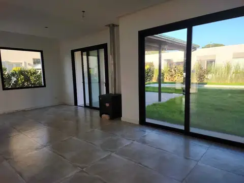 Casa  en Venta en Santa Clara, Manzanares, Pilar