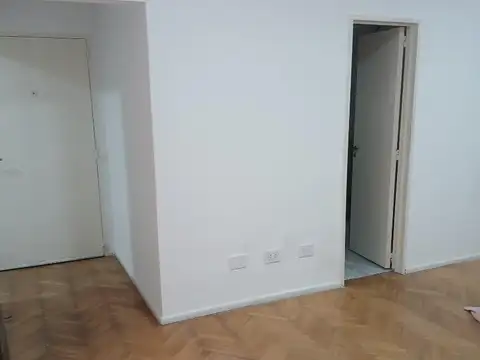 Ambiente reciclado con cocina independiente.