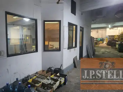 Galpón 700 m² Comercial e Industrial s/Avenida y salida a calle lateral - Villa Madero