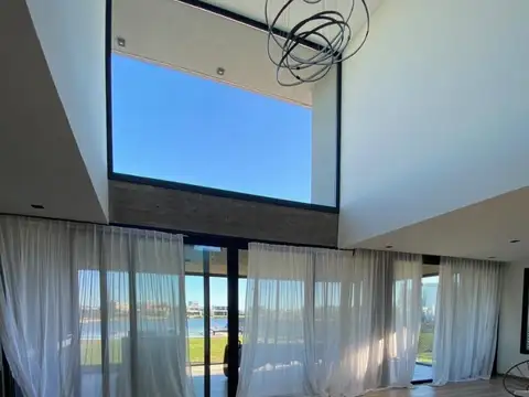 Casa en Venta con 4 cocheras