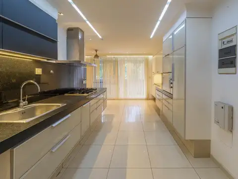 Departamento de 3 dormitorios de categoría en venta en Village Plaza