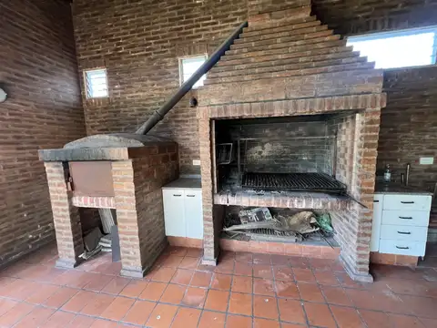 tipo casa 4 ambientes con jardin fondo parrilla