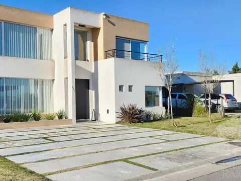 Casa-Venta-Impecable-Barrio San Matías-Escobar