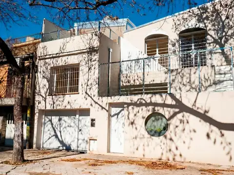Casa de 3 dormitorios con cochera y quincho en Pichincha