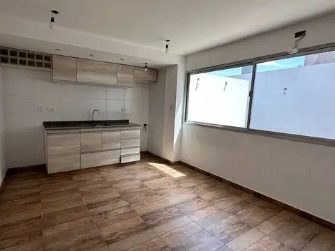 PH INTERNO TIPO CASA. 2 DOMITORIOS, GARAGE CUBIERTO 2 AUTOS Y QUINCHO. EXCELENTE. A ESTRENAR