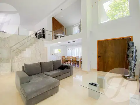 Casa en Venta con 2 cocheras
