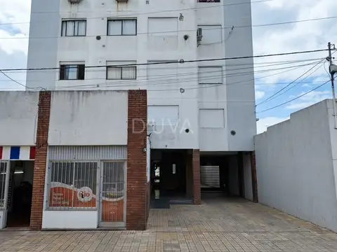 Departamento luminoso, con living-comedor, una habitacion y baño.