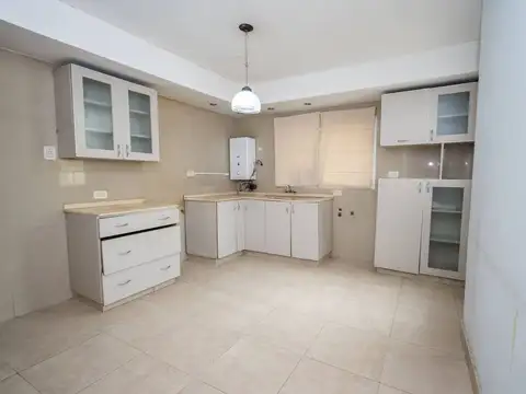 Casa 6 ambientes con 2 baños