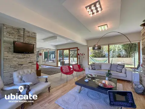 Casa en Venta con 2 cocheras