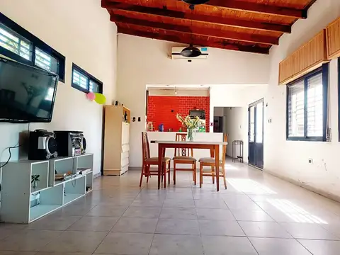 CASA 3 DORMITORIOS EN VENTA GORINA CON JARDÍN