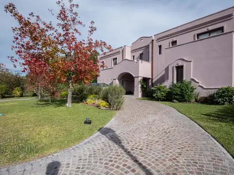 Casa 4 ambientes con 3 baños