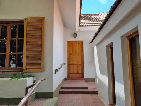 Casa 10 ambientes con 2 baños