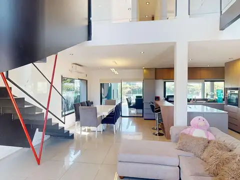 Casa en Venta con 3 cocheras