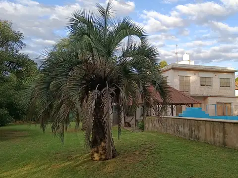 MUY BUENA CASA QUINTA , 2 PLANTAS 6 AMBIENTES 300M2  LOTE 1500M2 GRAN QUINCHO CON PARRILLA, PARQUE CON PILETA
