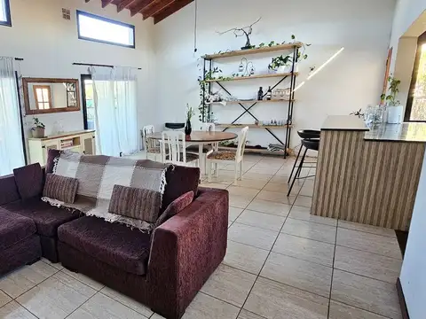 Casa 4 ambientes con 2 baños