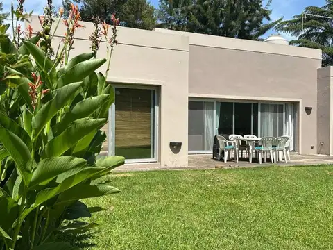 Casa 2 ambientes con 1 baño