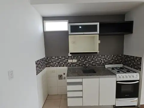 Monoambiente al frente con balcón