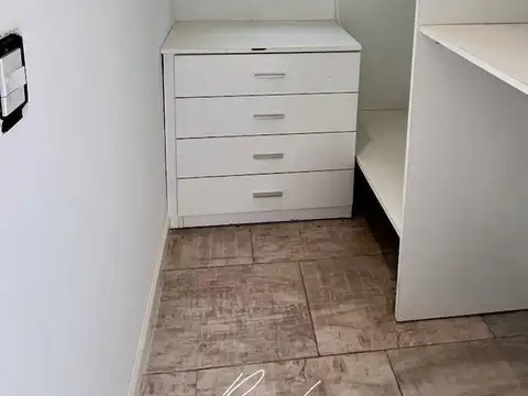 Casa en Alquiler con 3 cocheras