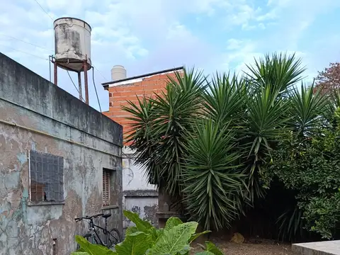 CASA CON TERRENO RIVADAVIA ESQUINA 25 DE MAYO