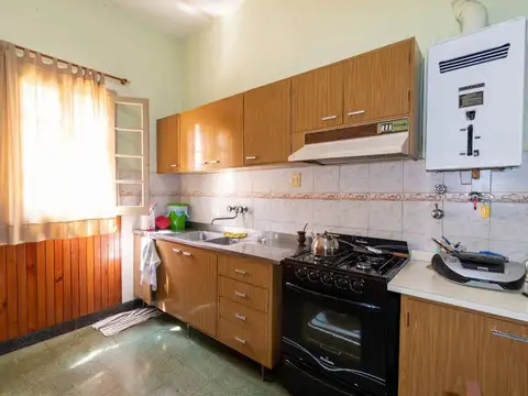 CASA CON LOCAL Y CONSTRUCCIÓN EN VENTA B. LARREA