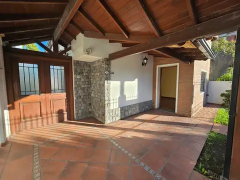 Venta - Casa en San Antonio De Padua - Quincho y Pileta - Céntrico