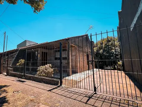 VENTA CASA 3 AMB CON JARDIN BARRIO EL GAUCHO