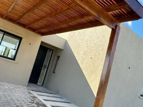 CASA EN VENTA EN BARRIO CARDALES CHICO! A ESTRENAR!