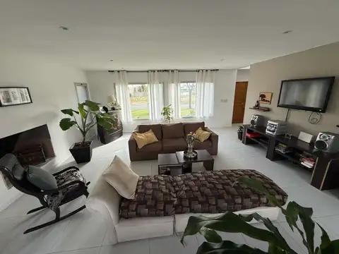 Casa en Venta con 3 cocheras