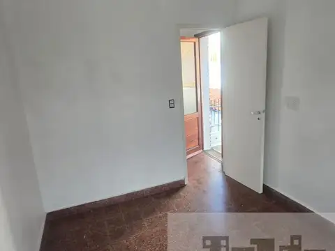 Oficina o depósitos de 20m2 totalmente independiente en 1° piso por escalera, sin expensas