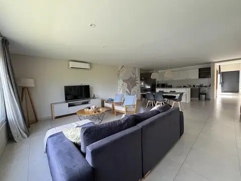 Casa 6 ambientes con 3 baños