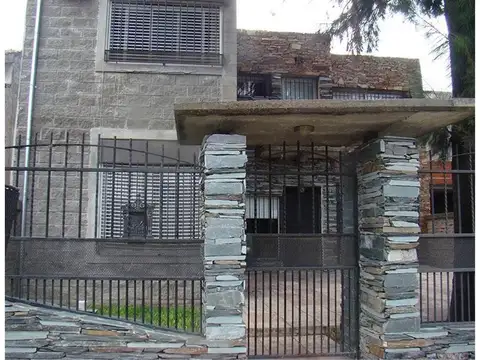 OPORTUNIDAD   CASAQUINTA EN PARQUE LELOIR A ESTRENAR  6 AMB, 250M2, 2PTS, A MTS DE M.FIERRO 