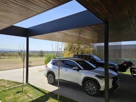 Casa moderna en venta de 4 dormitorios en Barrio Piana – Valle Escondido
