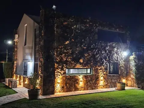 EXCELENTE CASA EN VENTA EN BARRIO ALTA MENDOZA – EL CHALLAO