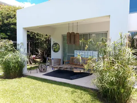 Casa en alquiler anual en Armenio,  6 dormitorios vista al golf
