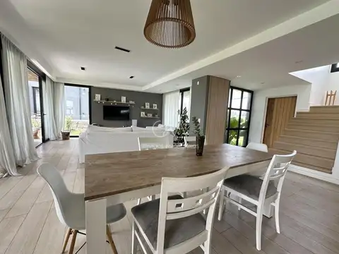 Casa 4 ambientes con 3 baños