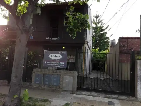 Departamento tipo casa al fondo con patio   2 ambientes amplio estado impecable