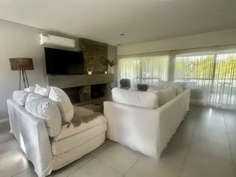 Casa en Alquiler Temporal con 4 cocheras