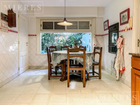 Casa clásica desarrollada en dos plantas, en muy buen estado. Ubicada en San Isidro Chico en venta.