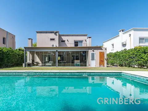Excelente Casa de 3 dorm con dep, escritorio, galería cubierta y Pileta en Barrio Los Sauces.