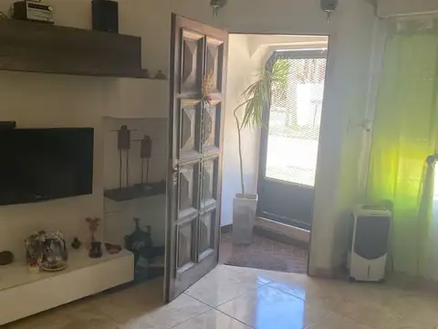 CASA 4 AMB PATIO Y COCHERA  RECICLADA SOLANO