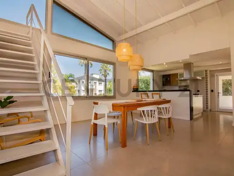Venta Casa de 3 dormitorios con jardín, pileta y cochera | Funes Hills, Miraflor